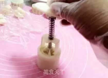 Make Sakima ice-cream mooncake step 13