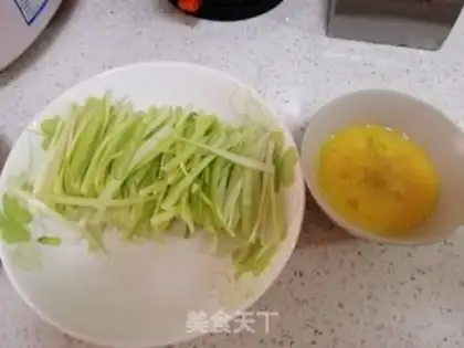 Make Scrambled eggs step 1