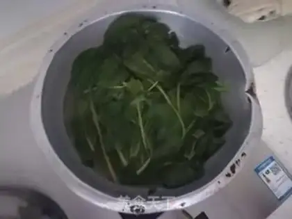 Make Scrambled spinach step 0