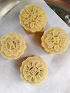Make A wide moon cake step 2