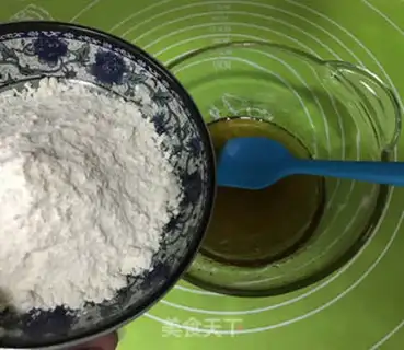 Make A tea lotion yolk cake step 3