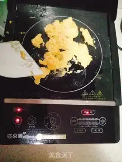 Make Golden mushroom shrimp fried eggs step 1