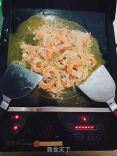 Make Golden mushroom shrimp fried eggs step 4