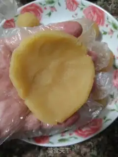 Make Green bean saloon mooncake step 9