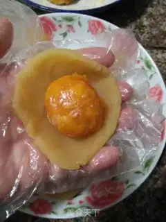 Make Green bean saloon mooncake step 10
