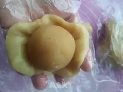 Make Green bean saloon mooncake step 13