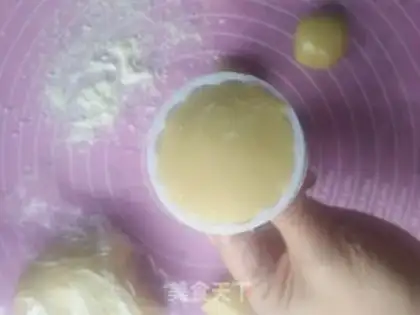 Make Green bean saloon mooncake step 14