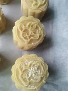 Make Green bean saloon mooncake step 15