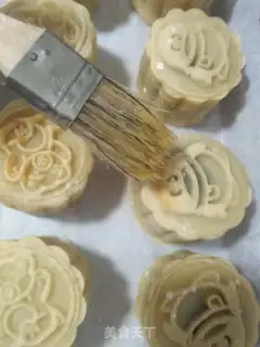 Make Green bean saloon mooncake step 17
