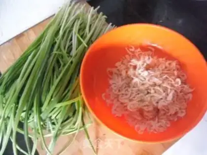 Make Shrimp hides and garlic step 0