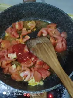 Make Tomato fried eggs step 4