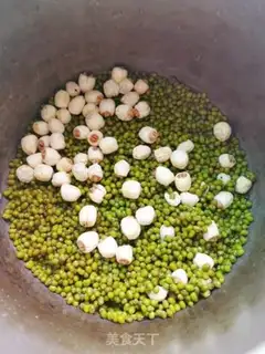 Make Lotus green bean soup step 1