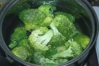 Make Paprika with broccoli step 1