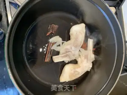 Make Spicy goat hoof step 1