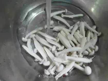 Make Squeeze the white mushrooms and cook the flowers at night step 1