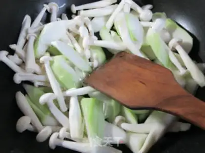 Make Squeeze the white mushrooms and cook the flowers at night step 4