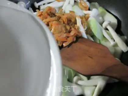 Make Squeeze the white mushrooms and cook the flowers at night step 5