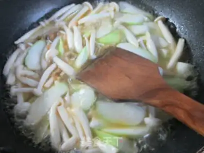 Make Squeeze the white mushrooms and cook the flowers at night step 6