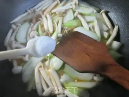 Make Squeeze the white mushrooms and cook the flowers at night step 7