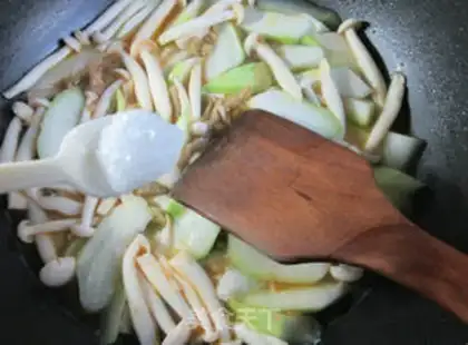 Make Squeeze the white mushrooms and cook the flowers at night step 8