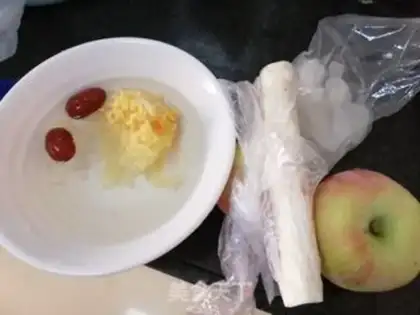 Make Apple Mountain medicine. Silver ear soup step 0