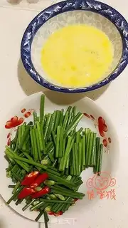Make Fried eggs with moss step 1