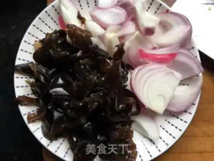 Make Onion onion, black-muck beef sausage step 0