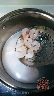 Make Fresh fruit saloon shrimp ball step 2