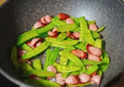Make Dutch bean fried table sausage step 2