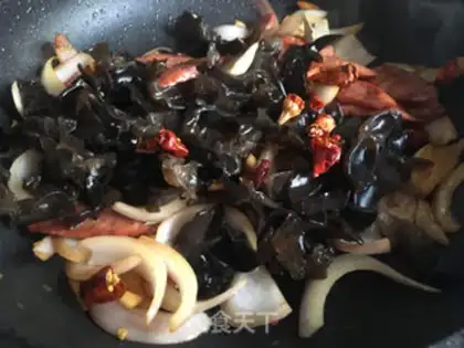 Make Onion onion, black-muck beef sausage step 6