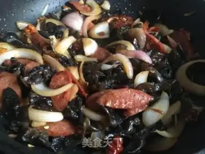 Make Onion onion, black-muck beef sausage step 7