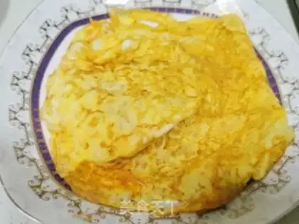 Make Three pieces of rice powder step 1