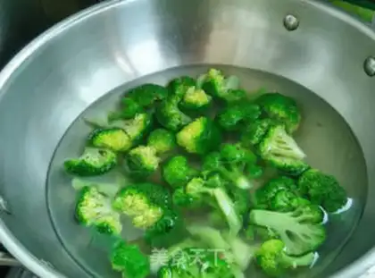 Make Garlic broccoli step 1