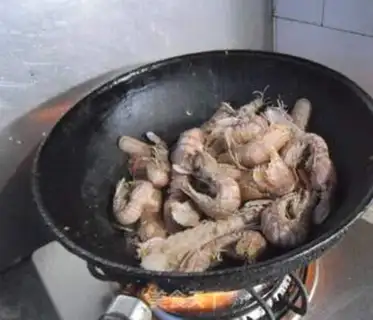 Make Garlic shrimp crawling step 6