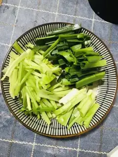 Make Garlic on the ears step 1