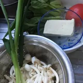 Make White mushroom tofu soup step 0