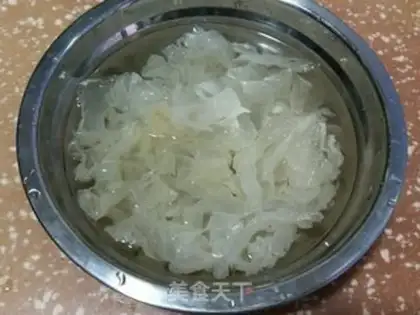 Make White fruit lily lotion silver ears step 0