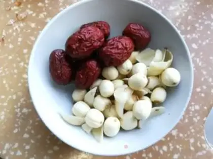 Make White fruit lily lotion silver ears step 1