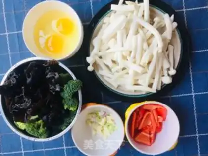Make Seafood mushrooms and wooded eggs from broccoli step 1