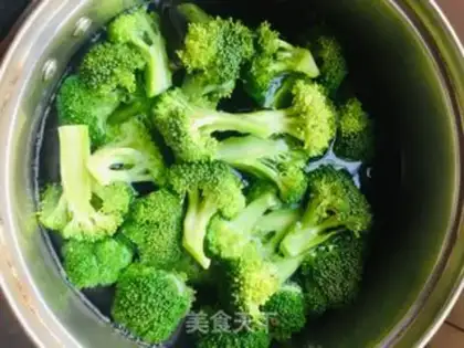 Make Seafood mushrooms and wooded eggs from broccoli step 2