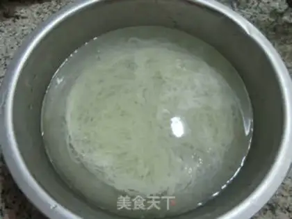 Make Duck omelet and rice noodles step 1