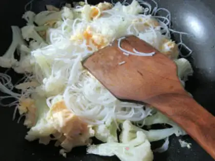 Make Duck omelet and rice noodles step 5