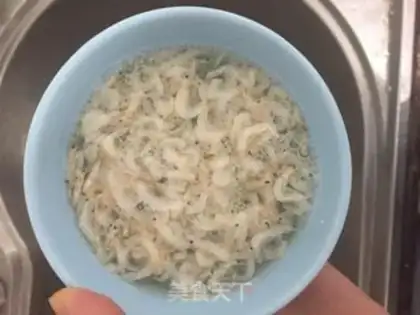 Make Shrimp-skin soup step 1