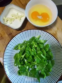 Make Scrambled eggs step 1