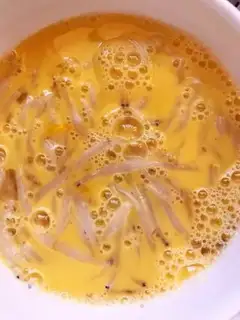 Make Silver fish steamed eggs step 1