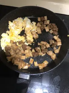 Make Beef apricot corn tossed eggs step 1