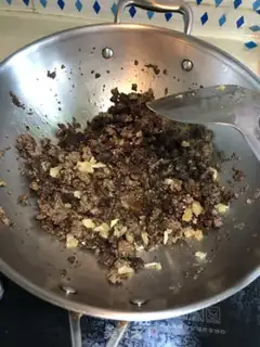 Make Spicy beef sauce step 1