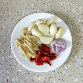 Make Five flowers for radish step 2