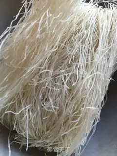 Make Three pieces of rice powder step 0