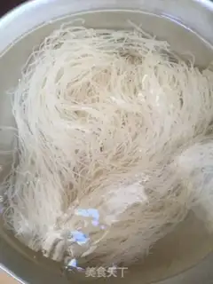 Make Three pieces of rice powder step 1